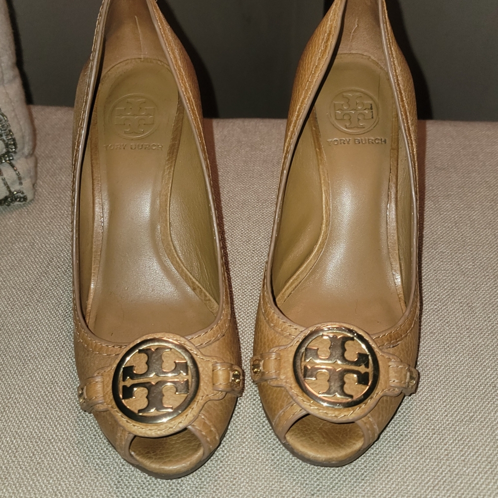 Tory Burch Tan Wedge Size 7.5